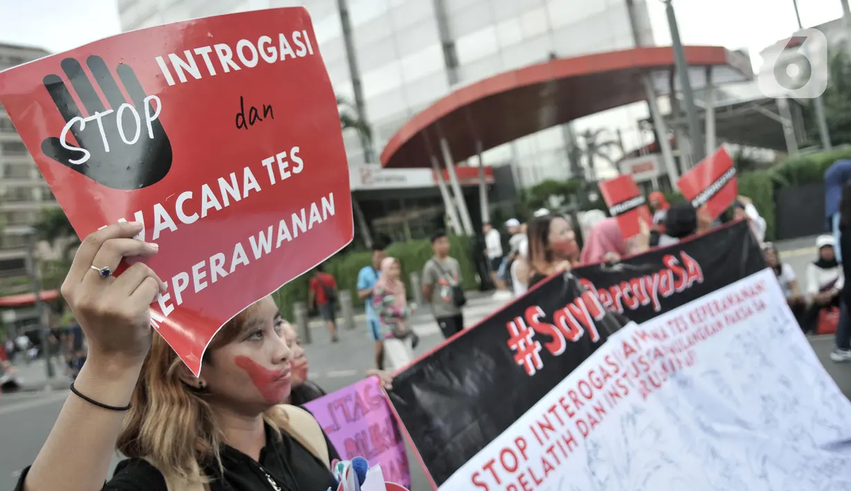 Massa Jaringan Muda Setara menggelar aksi solidaritas untuk atlet senam SA (17) saat HBKB di Jalan MH Thamrin, Jakarta, Minggu (8/12/2019). Massa menuntut permintaan maaf dan pemulihan nama baik SA yang dipulangkan dari SEA Games Filipina lantaran dianggap tidak perawan. (merdeka.com/Iqbal Nugroho)