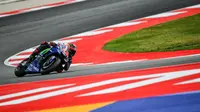 Pembalap Movistar Yamaha, Maverick Vinales merebut pole position kualifikasi MotoGP San Marino 2017 di Sirkuit Misano. Ia unggul 0,162 detik atas pembalap Ducati, Andrea Dovizioso. (ANDREAS SOLARO / AFP)