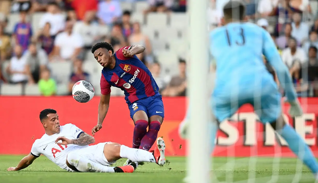 Empat gol Barcelona dikemas melalui aksi Robert Lewandowski (3’), Ferran Torres (81’), Ansu Fati (90’), dan Abde Ezzalzouli (90+3’). (Pau BARRENA/AFP)