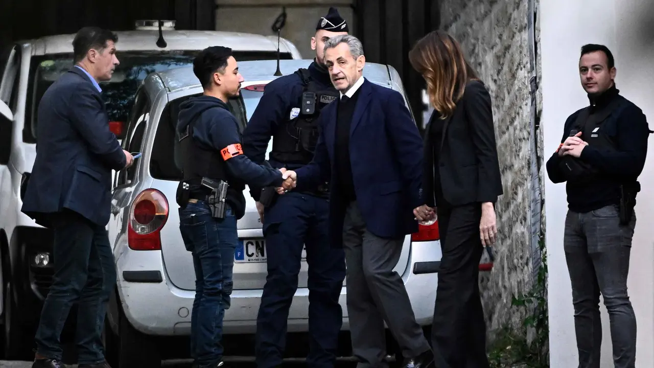 Dibawa ke Penjara, Mantan Presiden Prancis Nicolas Sarkozy Gandeng Tangan Istri