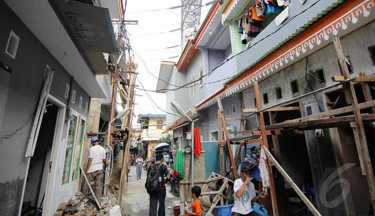 Pembuatan Kampung Deret Bendungan Hilir yang dimulai sejak Januari 2014 lalu menyalahi aturan karena berada di bawah saluran udara tegangan ekstra tinggi (sutet) Rabu (14/05/2014) (Liputan6.com/Faizal Fanani).