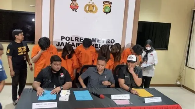 7 Potret Chandrika Chika Pakai Baju Tahanan, Ganja Cair Jadi Barang Bukti