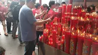 Perayaan Imlek, Warga Tionghoa Penuhi Vihara Dharma Bakti