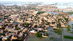 Pemandangan dari udara ini menunjukkan daerah pemukiman yang banjir setelah hujan lebat di provinsi Balochistan (29/8/2022). Jumlah korban tewas akibat banjir monsun di Pakistan sejak Juni telah mencapai 1.136, menurut angka yang dirilis pada 29 Agustus oleh Otoritas Manajemen Bencana Nasional negara itu. (AFP/Fida Hussain)