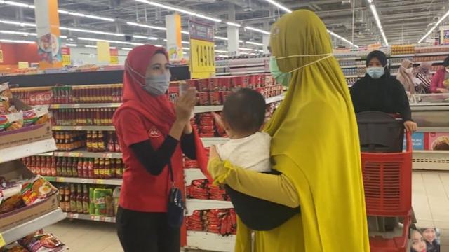 6 Momen Kartika Putri dan Suami Belanja Bulanan, Sampai Pakai 18 Trolly