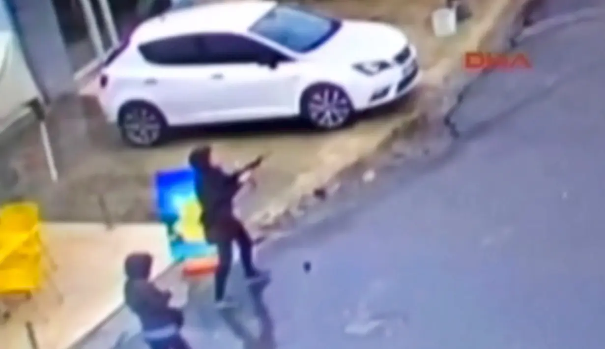 Gambar yang diambil dari rekaman video menunjukkan dua orang wanita menembaki bus polisi anti huru hara yang terparkir di dekat pintu masuk sebuah kantor polisi di Istanbul, Turki, Kamis (3/3). (REUTERS/Reuters TV/DHA)
