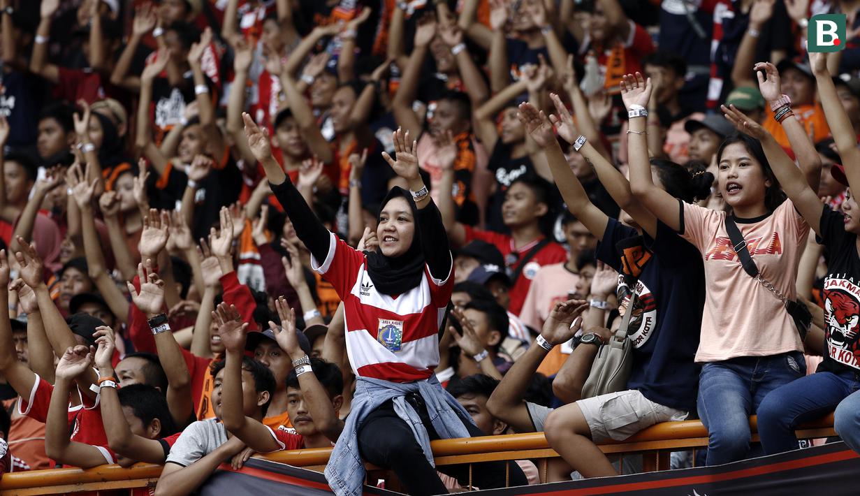Suporter Persija Jakarta, The Jakmania, memberikan dukungan saat melawan Sriwijaya FC pada laga Liga 1 di Stadion Wibawa Mukti, Jawa Barat, Sabtu (24/11). Persija menang 3-2 atas Sriwijaya. (Bola.com/Yoppy Renato)