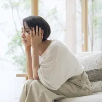 Ilustrasi perempuan insecure/copyrightshutterstock/metamorworks