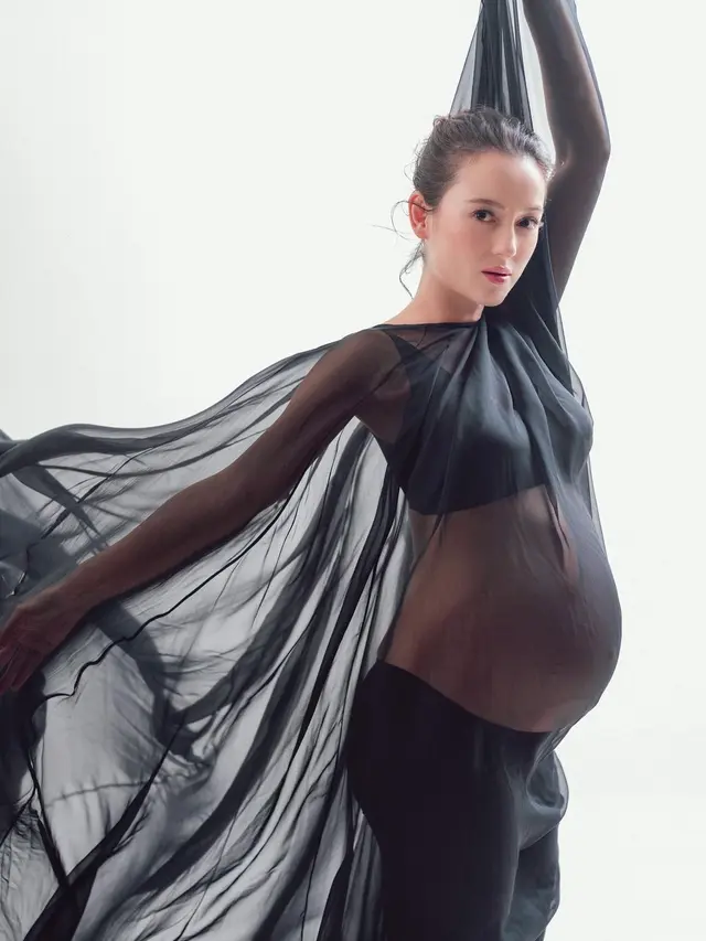 Julie Estelle Lahirkan Anak Pertama, Ini 8 Momen Perjalanan Kehamilannya