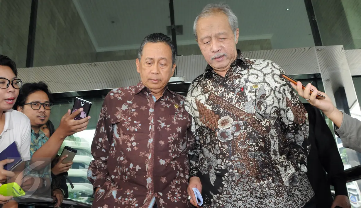 Anggota III BPK Eddy Mulyadi Supardi dan Anggota V BPK Moermahadi Soerja Djanegara meninggalkan Gedung KPK, Jakarta, Senin (7/12). BPK telah menyerahkan hasil audit investigasi terkait pembelian lahan RS Sumber Waras. (Liputan6.com/Helmi Afandi)