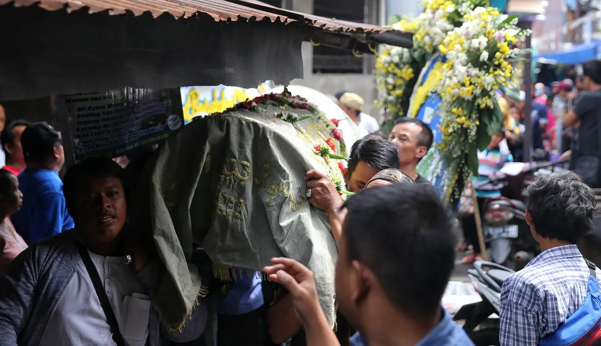 Tak lama setelah itu, jenazah pun dimasukan ke dalam keranda yang kemudian digotong oleh beberapa orang lelaki menuju salah satu musholla yang letaknya tidak jauh dari kediaman artis tiga zaman itu. (Adrian Putra/Bintang.com)
