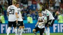 Para pemain Jerman merayakan kemenangannya usai melawan Swedia dalam pertandingan Piala Dunia 2018 di Stadion Fisht, Rusia (23/6). Jerman kini sejajar dengan Swedia yang mengoleksi tiga poin, tertinggal tiga angka dari Meksiko. (AFP/Odd Andersen)