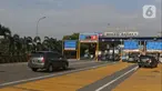 Sejumlah kendaraan roda empat melintas masuk ke gerbang tol Bekasi Barat 1 di Bekasi, Jawa Barat, Rabu (8/4/2020). Gubernur Jawa Barat Ridwan Kamil mengajukan status Pembatasan Sosial Berskala Besar (PSBB) di wilayah Bogor, Depok, dan Bekasi kepada pemerintah pusat. (Liputan6.com/Herman Zakharia)