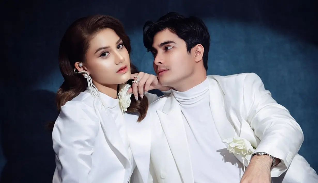 Penampilan Callista Arum dan Cinta Brian di-styling oleh fashion stylish ternama Belly Iverzon. Paras cantik bintang sinetron berusia 20 tahun ini dipoles oleh MUA Vuva MUA. Makeup flawless Callista Arum cocok dengan busana warna yang dikenakannya. Tidak berlebihan, namun Callista Arum tetap pancarkan pesonanya. Rambut bergelombangnya ditata oleh Lifita Huang. (Liputan6.com/IG/@callistarum)