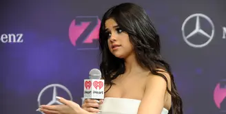 Baru-baru ini kabar hangat datang dari Selena Gomez, bukan karena drama percintaannya dengan Justin Bieber, namun dirinya kepergok mesra dengan Orlando Bloom di sebuah klub malam. (AFP/Bintang.com)