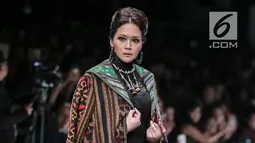 Penyanyi Maia Estianty berjalan di 'catwalk' mengenakan busana rancangan Anne Avantie yang bertajuk Badai Pasti Berlalu pada perhelatan Jakarta Fashion Week 2019 di Senayan City, Jakarta, Selasa (23/10). (Liputan6.com/Faizal Fanani)