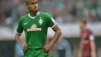 Theodor Gebre Selassie pemain Werder Bremen melakukan gol bunuh diri indah dari luar kotak penalti saat timnya melawan Schalke o4 di pekan pertama Bundesliga 2015.
