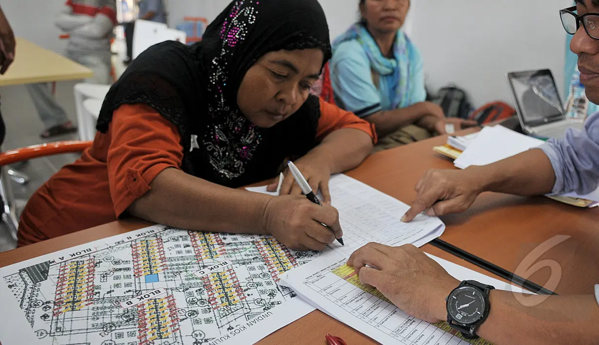 Pedagang Kaki Lima Monas diundi untuk mendapatkan posisi kios dalam program Pemerintah Daerah dalam penataan PKL lewat program "Lenggang Jakarta", Kamis (9/4/2015). Seorang wanita tampak menuliskan data yang dipinta petugas. (Liputan6.com/Johan Tallo)