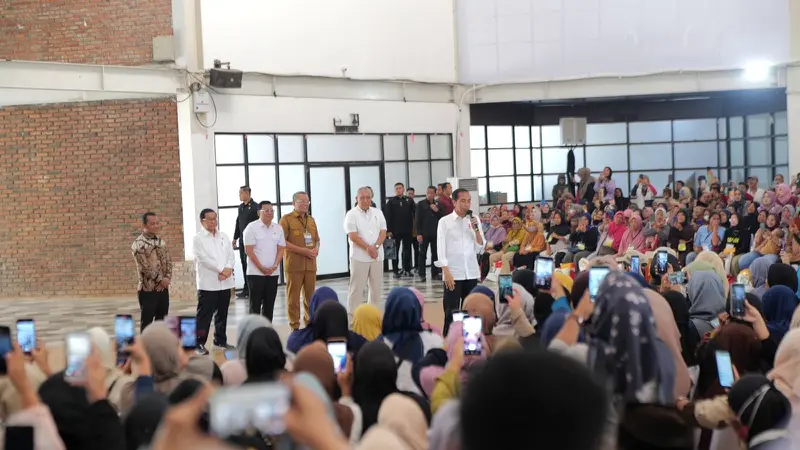 Presiden Joko Widodo (Jokowi) menyerahkan bantuan pangan berupa Cadangan Beras Pemerintah (CBP), bertempat di Tandon Ciater, Serpong, Tangsel.