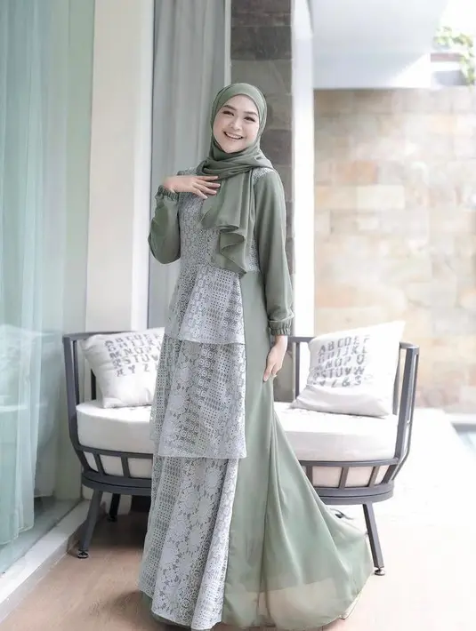 Cocok untuk acara formal, kamu bisa padu padankan gamis dengan pashmina warna selaras. (Instagram/riaricis1975).
