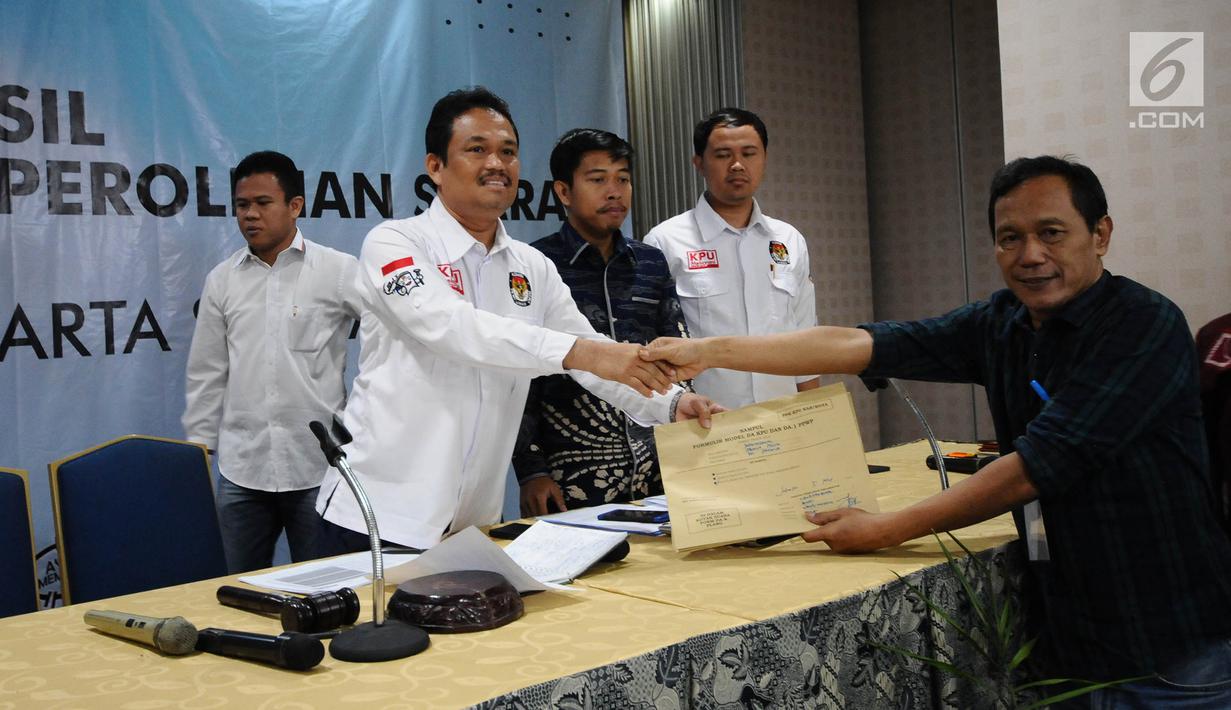 Panitia menyerahkan dokumen kepada petugas KPU saat proses rekapitulasi penghitungan suara Pemilu 2019 tingkat Kota Jakarta Selatan di Hotel Maharaja, Jakarta, Selasa (7/5/2019). Proses penghitungan suara dilakukan pada tanggal 5-7 Mei 2019. (Liputan6.com/Herman Zakharia)