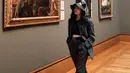 <p>Serba hitam saat berkunjung ke museum juga cocok lho. Tampil 'kebesaran' dengan blazer, loose pants, bucket hat, dan crop top membuat tampilan jadi keren. [Instagram/febbyrastanty] Penulis: Mufiidaanaiilaa Alifah S.</p>