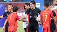 Pemain Persija Jakarta, Ryo Matsumura (tengah),&nbsp;bersalaman dengan wasit asal Jepang, Futoshi Nakamura, sebelum pertandingan pekan ke-23 BRI Liga 1 2023/2024 antara Persija Jakarta melawan PSS Sleman yang berlangsung di Stadion Patriot Chandra Bhaga, Bekasi, Sabtu (16/12/2023). (Bola.com/Bagaskara Lazuardi)