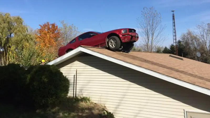 Mobil Terbang Parkir di Atas Atap Rumah