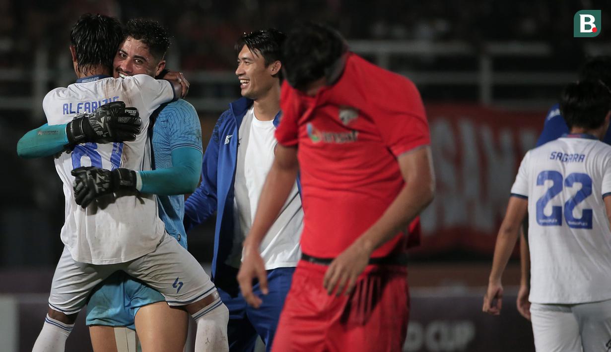 Penjaga gawang Arema FC, Adilson Maringa meluapkan kegembiraannya usai timnya meraih gelar juara Piala Presiden 2022 di Stadion Segiri, Samaringa, Minggu (17/7/2022). (Bola.com/Ikhwan Yanuar)