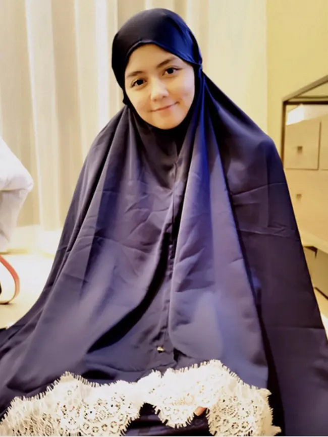 Penyanyi Tika Ramlan baru saja mengumumkan perubahan penampilannya. Ibu tiga orang anak itu mengumumkan tampil dengan hijab. Pengumuman itu diunggah dalam akun instagramnya dengan penampilan baru, Rabu (20/9). (Instagram/tika_ramlan)