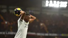 Aaron Wan-Bissaka resmi menjadi rekrutan perdana dari pelatih Manchester United, Ole Gunnar Solskjaer. (Photo by Glyn KIRK / AFP)