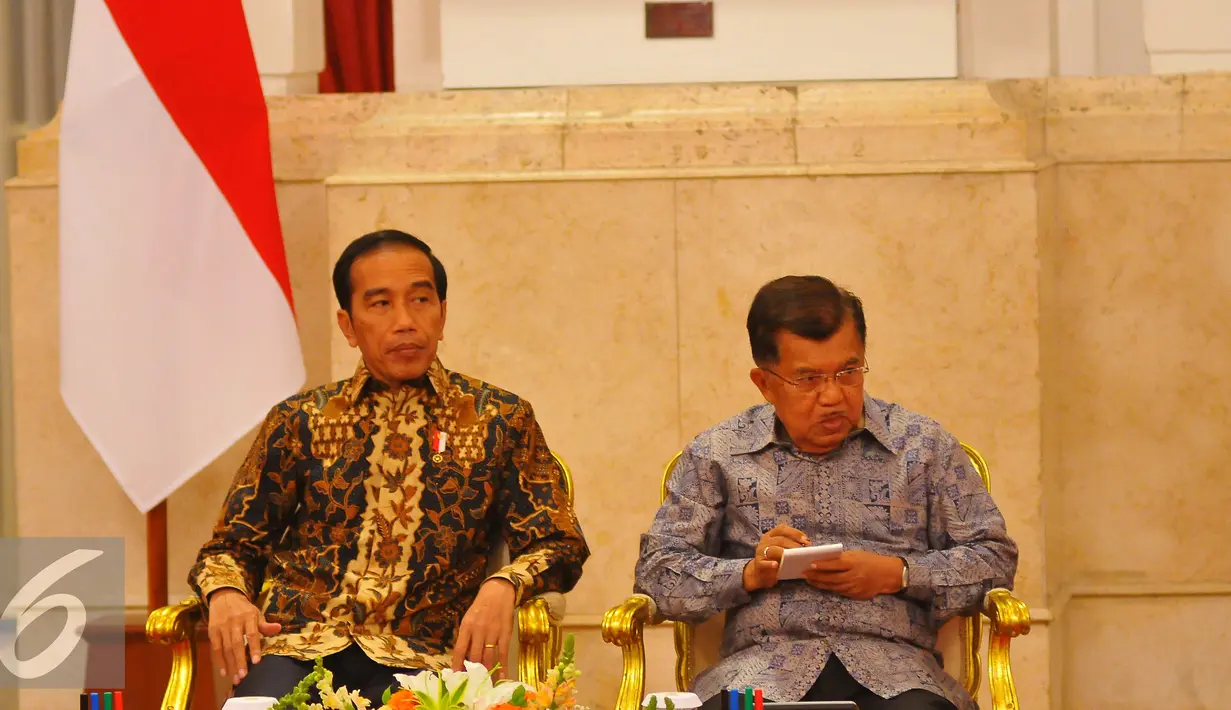 Presiden Joko Widodo (kanan) didampingi Wakil Presiden Jusuf Kalla saat memimpin Sidang Kabinet Paripuna di Istana, Jakarta, Rabu (2/1). (Liputan6.com/Angga Yuniar)