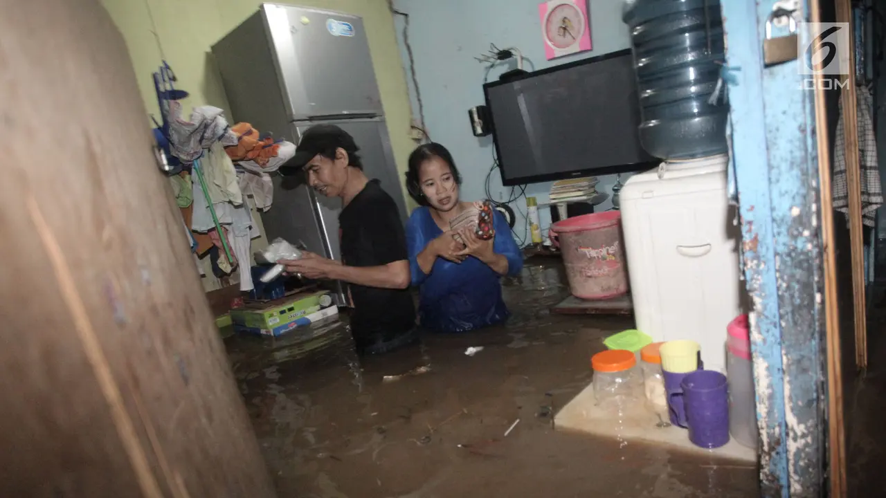 Banjir Kiriman Telah Tiba, Warga Jakarta Selamatkan Harta Benda