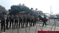 Petugas keamanan bersiaga di sekitar Gedung MK (Liputan6.com)