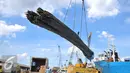 Tumpukan baja diangkat dengan alat berat saat dipindahkan untuk di kirim melalui Pelabuhan Sunda Kelapa, Jakarta, Kamis (15/12). Peluang tersebut terbuka karena pasokan baja nasional belum mampu memenuhi kebutuhan dalam negri. (Liputan6.com/Angga Yuniar)