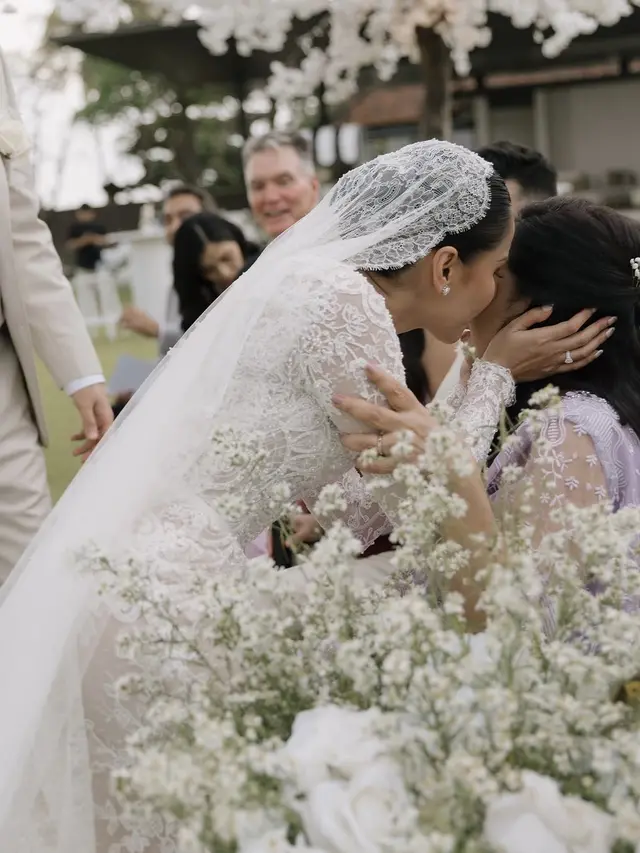 Lihat di sini gaun pilihan Yunita Siregar di momen pemberkatan pernikahan.