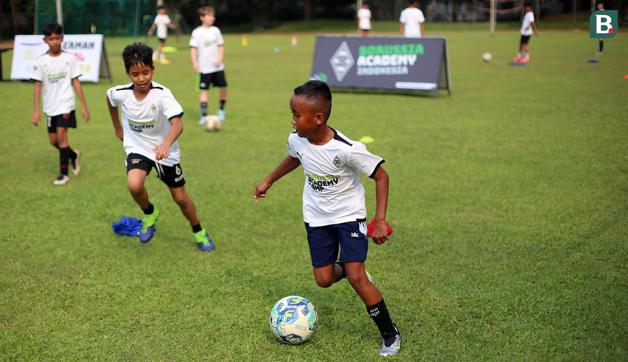 <p>Sejumlah anak-anak sedang bermain sepak bola setelah Launching Borussia Academy di Deutsche Schule Jakarta, BSD, Tangerang, Sabtu (03/06/2023). (Bola.com/Bagaskara Lazuardi)</p>