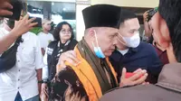 Mantan Rektor UIN Suska Pekanbaru Akhmad Mujahidin saat digiring jaksa menuju mobil tahanan karena terlibat korupsi jaringan internet. (Liputan6.com/M Syukur)