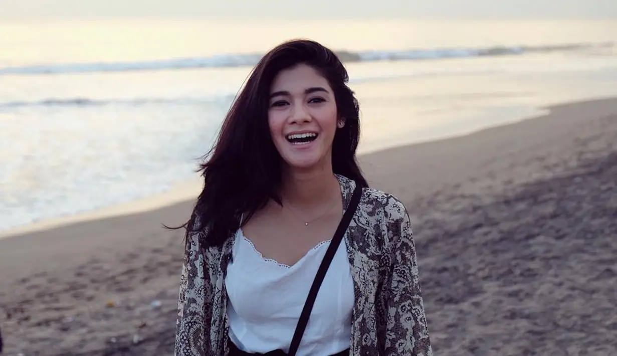 Nampaknya keindahan pantai menjadi tempat favorit bagi pemain sinetron ini. Dalam momen santainya, Naysila tampil simpel dengan inner putih dan outer bermotif. Meski terlihat sederhana, namun penampilannya tetap manis. (Liputan6.com/IG/@naymirdad)
