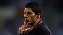 Pemain Barcelona, Luis Suarez berselebrasi usai menjebol gawang Espanyol dalam laga Liga Spanyol, di Stadion RCDE, Spanyol, Sabtu (29/4). Suarez menyumbang 2 gol dalam laga yang berakhir dengan skor 3-0 tersebut. (AP Photo/ Manu Fernandez)