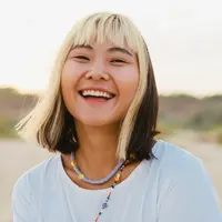 Ilustrasi perempuan bahagia/copyrightshutterstock/Dean Drobot