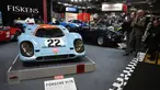 Pengunjung melihat Porsche 917K yang dipamerkan pada pameran mobil klasik internasional Retromobile edisi ke-47 di Paris Expo Porte de Versailles, Paris, Prancis, 31 Januari 2023. Retromobile yang berlangsung pada tanggal 1 hingga 5 Februari 2023 menawarkan kesempatan kepada pengunjung untuk menemukan kembali model dan koleksi mobil klasik. (Emmanuel DUNAND/AFP)