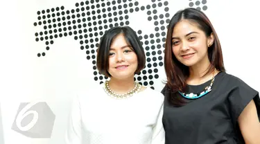 Tika dan Tiwi, mantan personil duo T2 menggelar jumpa pers di kawasan Mampang, Jakarta, Senin (8/6/2015). Keduanya akan kembali bersatu lewat sebuah konser reuni pada 14 Juni mendatang. (Liputan6.com/Panji Diksana)