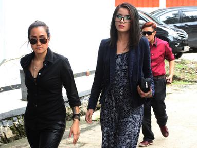 Selebritis Sheila Marcia (kanan) saat tiba di Pengadilan Negeri Tangerang, Selasa (20/7). Agenda sidang adalah mediasi antara Sheila Marcia dan Kiki Mirano. (Liputan6.com/Herman Zakharia)