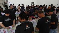 Pelipatan dan penyortiran surat suara untuk pemilihan wali kota dan wakil wali Kota Tangerang di Pilkada 2024. (Liputan6.com/ Pramita Tristiawati)
