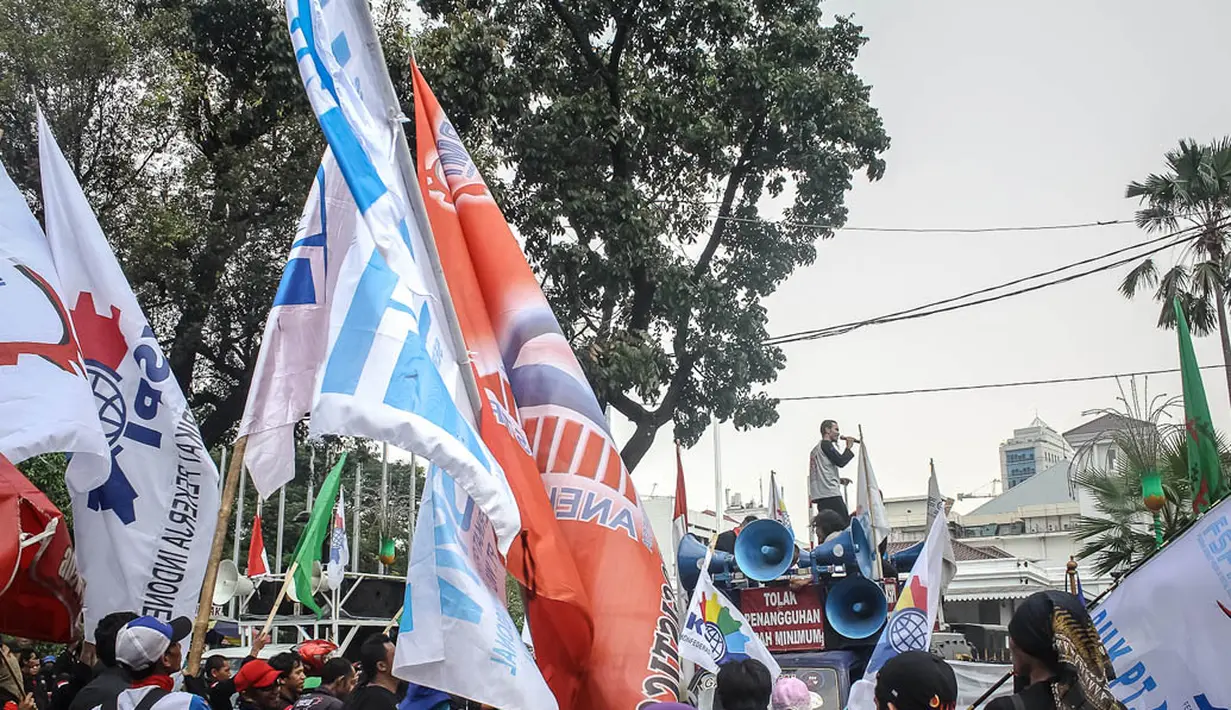 Ratusan buruh menggelar aksi unjuk rasa di depan Balaikota, Jakarta, Rabu (22/10/14). (Liputan6.com/Faizal Fanani)
