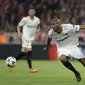 Pemain Sevilla, Steven N'Zonzi (kiri) mencoba melewati adangan pemain Bayern, Thomas Mueller pada leg kedua perempat final Liga Champions di Allianz Arena stadium, Munich, (11/4/2018). Bayern lolos ke semifinal dengan agregat 2-1. (AP/Matthias Schrader)