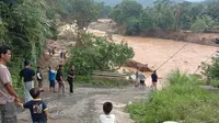 Satu korban banjir bandang Lebak yang terseret arus Sungai Cibeurang, Kecamatan Cipanas ditemukan meninggal dunia. (Liputan6.com/ Yandhi Deslatama)
