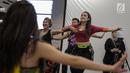 Gaya penyanyi Liza Natalia saat menjadi instruktur dalam acara Zumba Party dikawasan Jakarta, Selasa (30/1). Dalam kesempatan ini, Liza Natalia mengajak para peserta untuk berolahraga dengan gerakan Zumba. (Liputan6.com/Faizal Fanani)