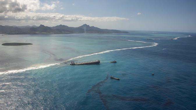 Tumpahan minyak mencemari lepas pantai tenggara Mauritius, Minggu (9/8/2020). Mauritius memberlakukan status darurat setelah kapal Jepang, MV Wakashio, kandas dan menumpahkan 1.000 metrik ton minyak mentah. (Gwendoline Defente/EMAE via AP)